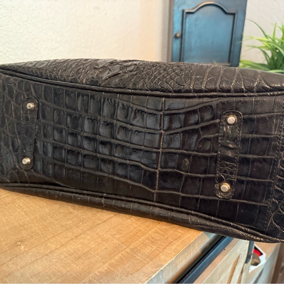 VEARI
	•	Style: Large black tote or shoulder bag - Picture 4 of 13